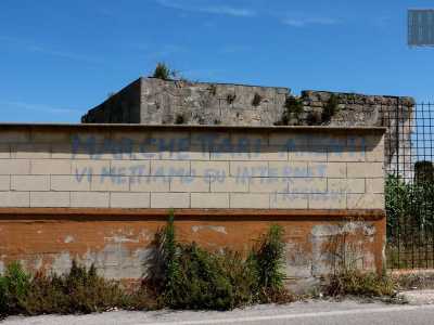 ...gli stessi che con della vernice azzurra hanno scritto sul muro la frase �marchettari attenti, vi mettiamo su internet�